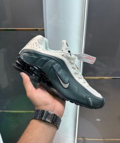 Nike Shox R4 Black Spruce Olive