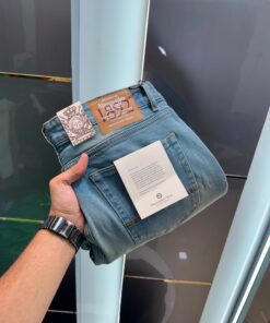 ABERCOMBIE & FITCH
